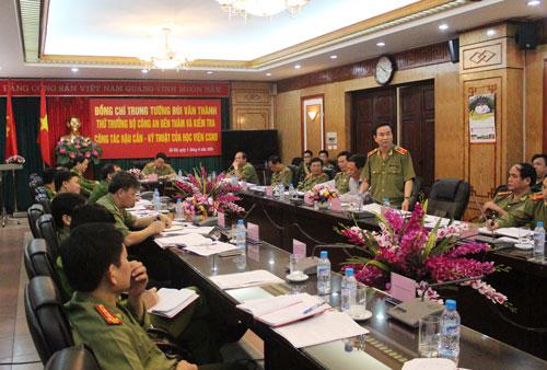 Thứ trưởng Bùi Văn Thành đến thăm và kiểm tra công tác hậu cần - kỹ thuật của Êv88 chào đón năm mới 2026